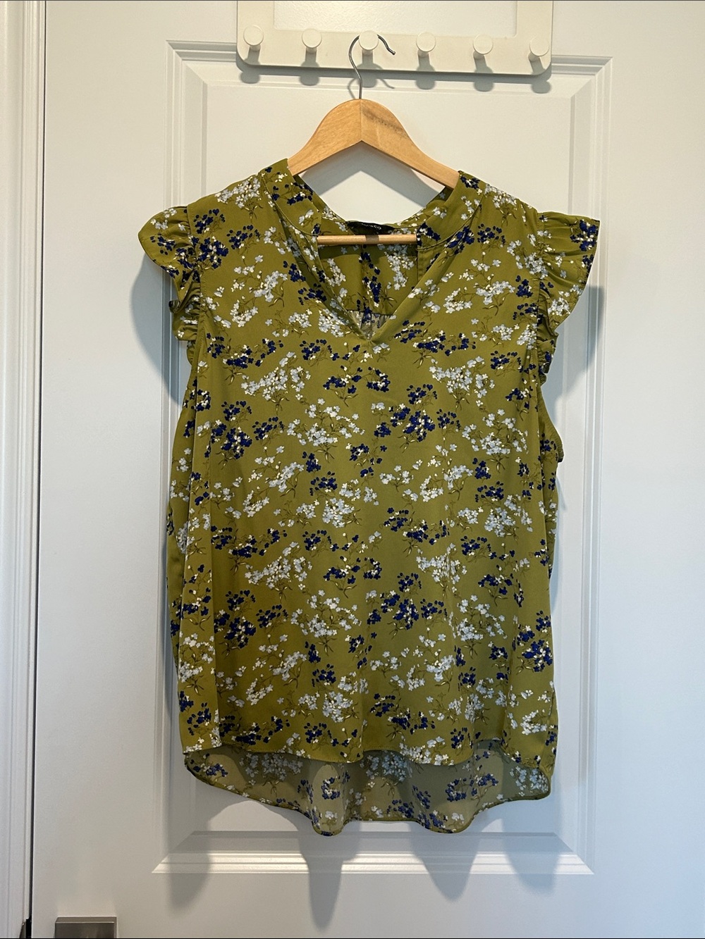 RW&CO. Olive Green Floral V-Neck Ruffle Sleeve Blouse